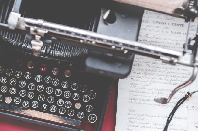 close-up-photo-of-black-typewriter-977930